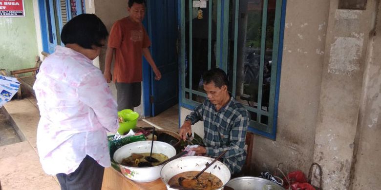 Penjual nasi penggel khas Kebumen, Jawa Tengah, Senin (16/10/2017). Untuk lauk, nasi penggel bisa disajikan dengan sayur kulit dan jeroan sapi seperti babat, iso, kikil, tetelan, jantung, ginjal, paru, dan semacamnya. Pelengkap nasi penggel lainnya adalah tempe mendoan.(KOMPAS.COM/WAHYU ADITYO PRODJO)