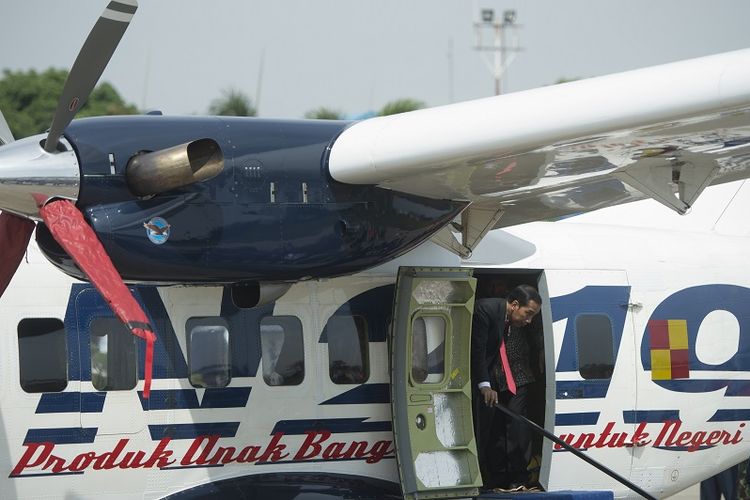Presiden Joko Widodo keluar dari Pesawat Nurtanio usai Pemberian Nama Pesawat N219 di Base Ops, Lanud Halim Perdanakusuma, Jakarta, Jumat (10/11). Presiden memberikan nama Nurtanio kepada purwarupa pesawat N219 yang merupakan karya anak bangsa hasil kerjasama PTDI dan LAPAN. ANTARA FOTO/Rosa Panggabean/foc/17.