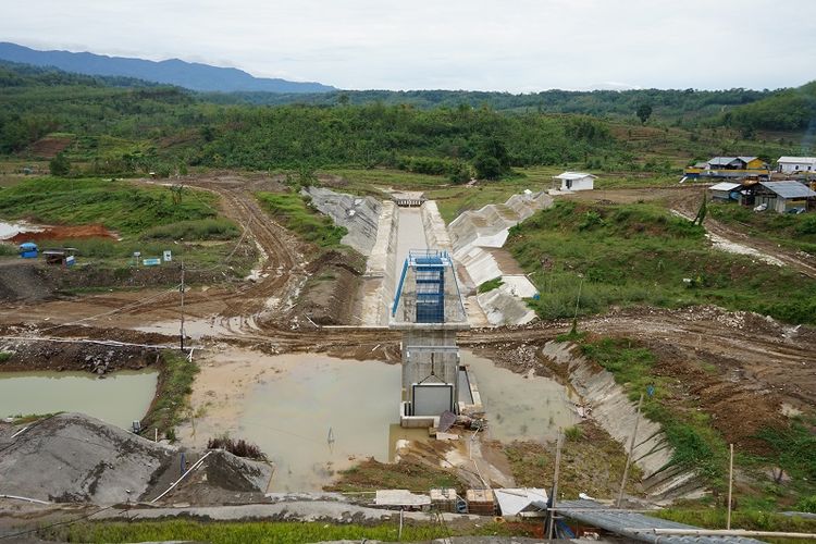 Bendungan Kuningan bisa menghasilkan 300 liter per detik air baku dan dapat mengairi areal sawah seluas 3.000 hektar, rabu (15/11/2017).