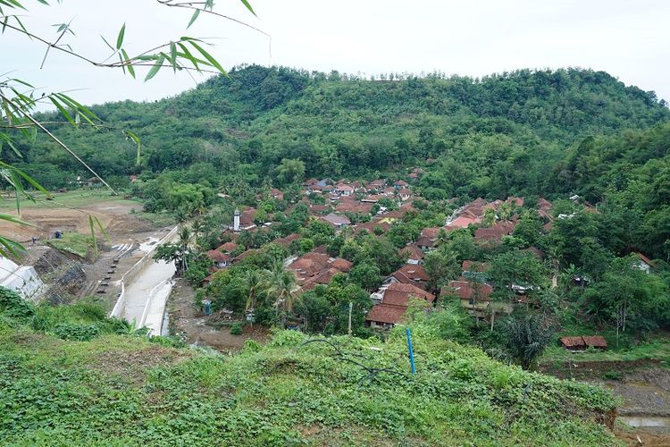 Bendungan yang berlokasi di Desa Randusari, Kecama   tan Cibeureum, Kabupaten Kuningan ini nantinya diharapkan bisa mengatasi permasalahan terkait kebutuhan air, rabu (15/11/2017)