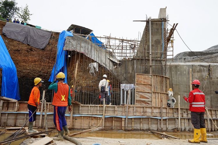 Para pekerja di proyek Bendungan Kuningan, rabu (15/11/2017).