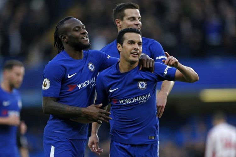 Gelandang Chelsea, Pedro Rodriguez, melakukan selebrasi bersama rekan setimnya, Victor Moses (kiri), seusai mencetak gol ke gawang Stoke City pada laga Premier League, di Stadion Stamford Bridge, Sabtu (30/12/2017).