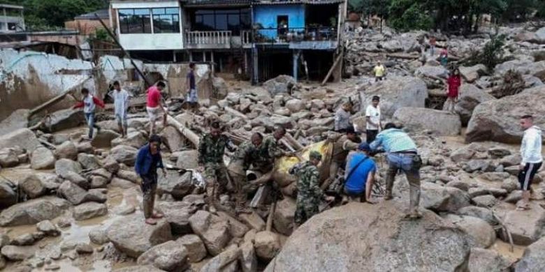 Sejumlah parjurit Kolombia bersama warga mencoba mencari korban tanah longsor yang melanda kota Mocoa, Jumat (31/3/2017) malam. Bencana ini diyakini menewaskan setidaknya 206 warga setempat.