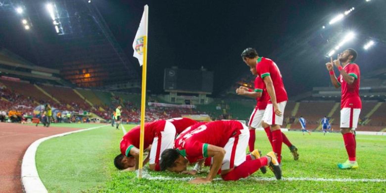 Para pemain timnas Indonesia bersyukur seusai menjebol gawang Filipina pada pertandingan SEA Games 2017, Kamis (17/8/2017).