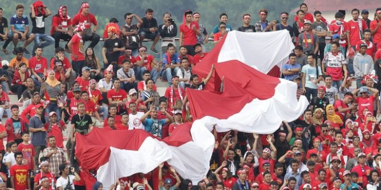 Bendera Merah Putih raksasa dibawa pendukung timnas U-22 Indonesia saat melawan Timor Leste pada laga ketiga Grup B SEA Games 2017 di Stadion MP Selayang, Selangor pada 20 Agustus 2017.