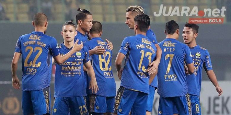 Pemain Persib Bandung saling bersalaman menjelang dimulainya laga melawan Bhayangkara FC dalam pertandingan lanjutan Liga 1 di Stadion Patriot Chandrabhaga, Bekasi, Minggu (4/6/2017).