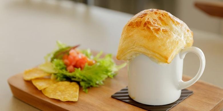 Mengunjungi pegunungan Alpen ala Jepang, kita juga bisa menunggu terjadinya lautan awan dan matahari terbenam sambil duduk santai di SORA Terrace Café. (KARAKSA MEDIA)