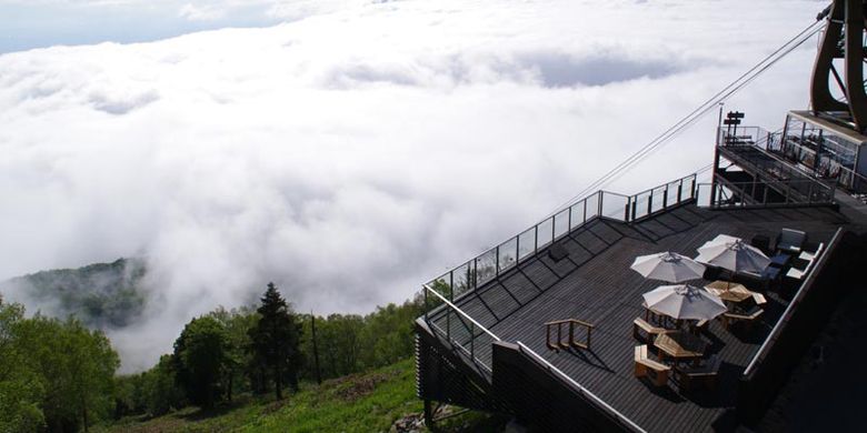 Pegunungan Alpen ala Jepang disebut juga Japanese Alps atau Nihon Arupusu adalah deretan pegunungan yang membentang di Pulau Honshu, utara Jepang. Untuk menikmati pemandangan ini, Anda bisa menyambangi SORA Terrace di puncak Gunung Ryuo.(KARAKSA MEDIA)