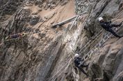Aksi Dramatis Pengangkatan Korban Bus Terjun dari Tebing di Peru