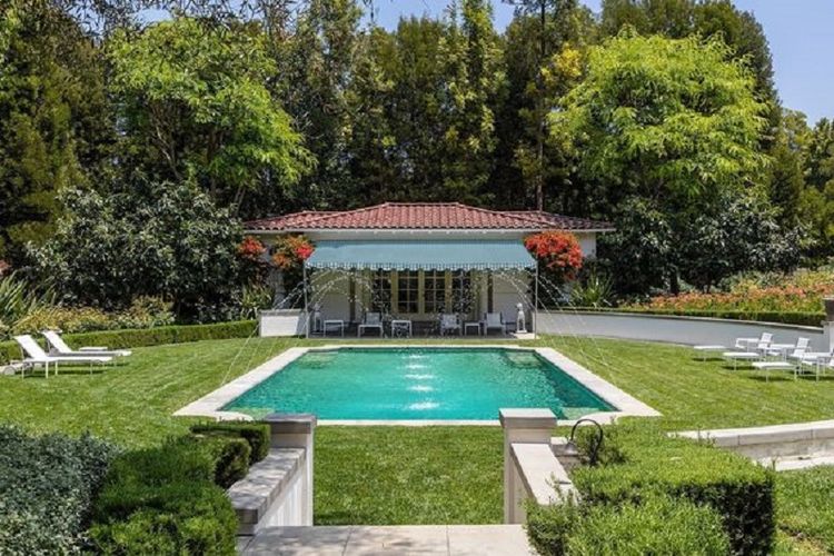 Kolam renang keluarga di mansion Angelina Jolie di Los Feliz, LA, AS