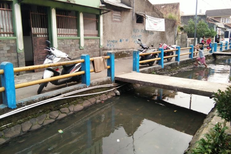 Beberapa anak kecil saat bermain di sungai Babakan Irigasi Pagarsih, Senin (3/7/2017) sore. Sungai tersebut tengah menyita perhatian warganet lantaran beredarnya foto di Instagram yang memperlihatkan air sungai berwarna pekat.