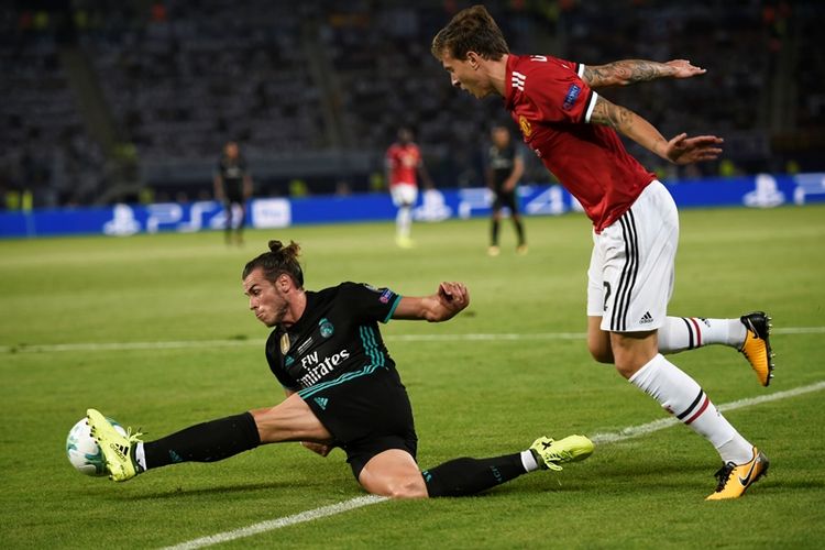 Penyerang Real Madrid, Gareth Bale (kiri), berusaha mengontrol bola ketika melawan Manchester United dalam pertandingan Piala Super Eropa di Philip II Arena, Skopje, Selasa (8/8/2017).
