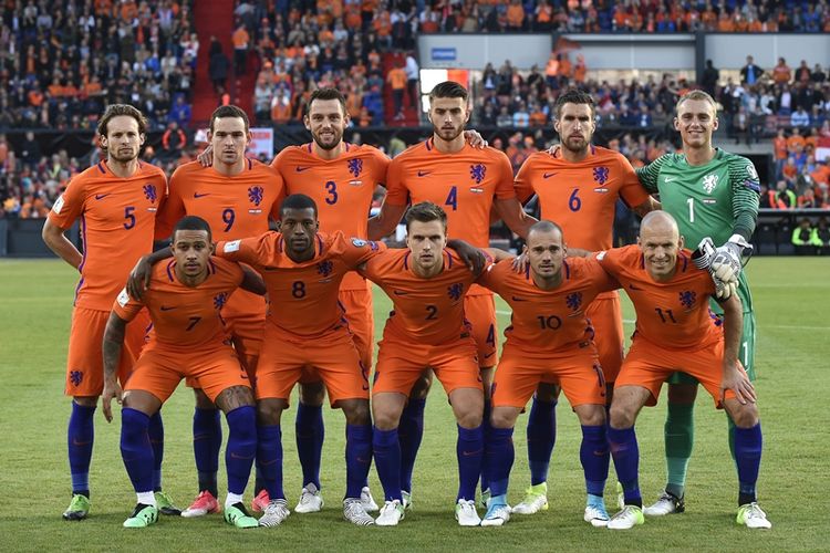 Para pemain timnas Belanda berpose menjelang pertandingan penyisihan Grup A Kualifikasi Piala Dunia zona Eropa melawan Luksemburg di Rotterdam, 9 Juni 2017. Belakang dari kiri ke kanan: bek Daley Blind, penyerang Vincent Janssen, bek Stefan de Vrij, bek Wesley Hoedt, gelandang Kevin Strootman, kiper Jasper Cillessen. Depan kiri ke kanan: penyerang Memphis Depay, gelandang Georginio Wijnaldum, bek Joel Veltman, gelandang Wesley Sneijder dan penyerang Arjen Robben.