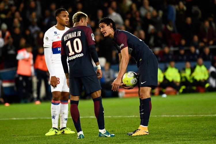 Penyerang Paris Saint-Germain asal Uruguay, Edinson Cavani (kanan), berbicara dengan penyerang asal Brasil, Neymar (tengah), sebelum eksekusi penalti dalam pertandingan Ligue 1 melawan Olympique Lyonnais di Parc des Princes, Paris, Minggu (17/9/2017).