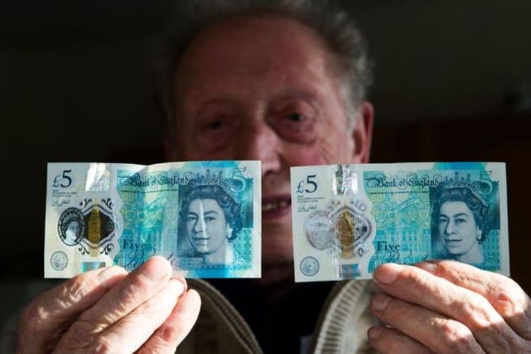 Ray Harris memamerkan dua uang pecahan 5 poundsterling Inggris. Dimana yang kanan terdapat gambar Ratu Elizabeth II, sedangkan yang kanan tidak