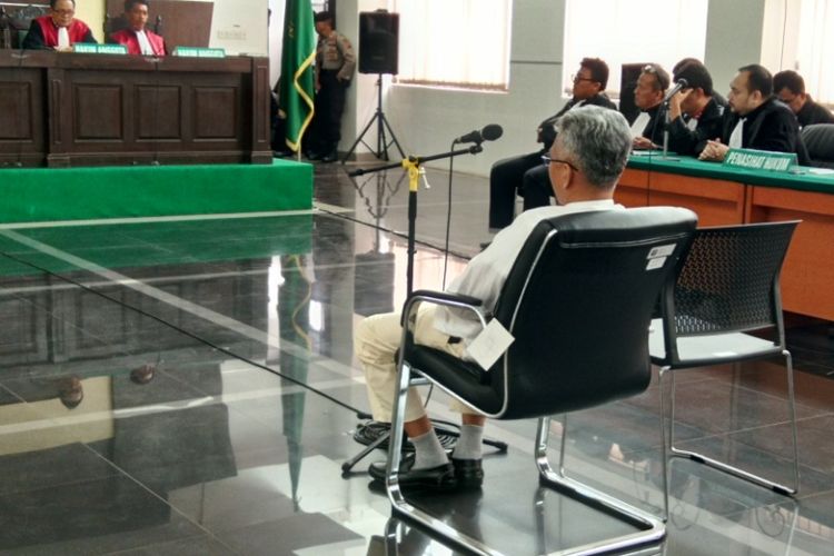 Buni Yani, terdakwa kasus pelanggaran UU ITE, menjalani sidang putusan di Gedung Dinas Perpustakaan dan Arsip (Dispusip), Jalan Seram, Kota Bandung, Selasa (14/11/2017)