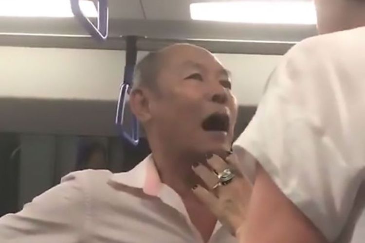 Seorang pria tua berdebat dengan seorang penumpang di kereta bawah tanah Singapura yang berusaha menengahi perdebatannya dengan seorang pemuda. Perdebatan berawal ketika pria tua itu marah karena ajakannya bercinta ditolak seorang pemuda.