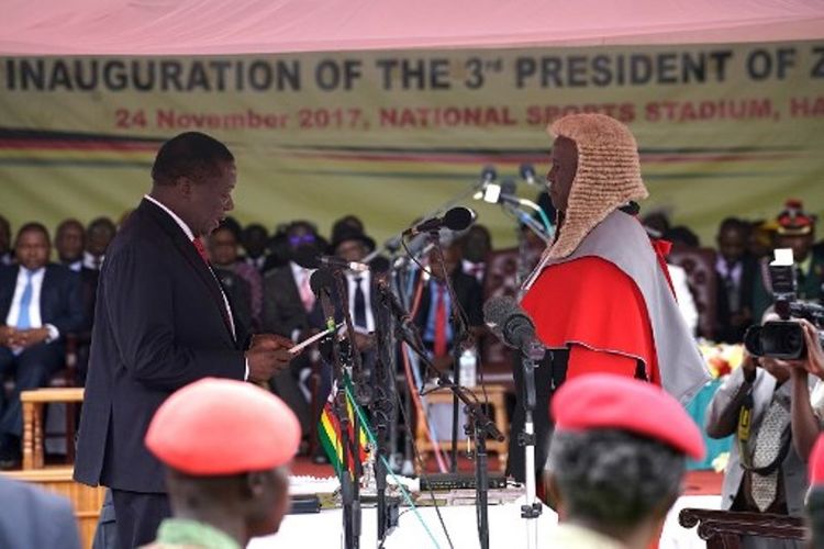 Emmerson Mnangagwa mengucap sumpah di hadapan jaksa agung saat dilantik menjadi Presiden Zimbabwe, Jumat (24/11/2017).