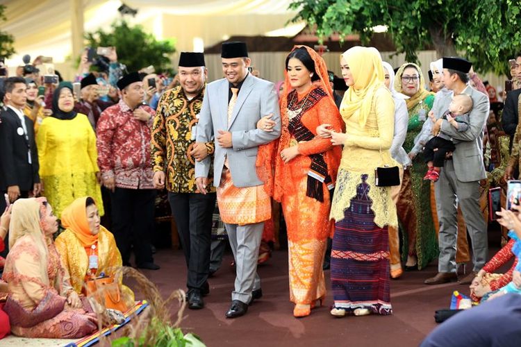 Putri Presiden Joko Widodo, Kahiyang Ayu (depan, kedua kanan) bersama suaminya Bobby Afif Nasution mengikuti ritual adat Mangalo-alo Mora pada ngunduh mantu resepsi pernikahannya di Medan, Sumatera Utara, Jumat (24/11). Mangalo-alo Mora merupakan salah satu rangkaian prosesi adat Batak Mandailing dalam rangkaian acara ngunduh mantu putri Presiden Joko Widodo, Kahiyang Ayu dan suaminya Bobby Nasution