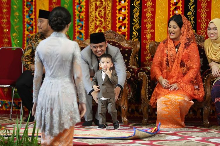 Putri Presiden Joko Widodo, Kahiyang Ayu (kedua kanan) bersama suaminya Bobby Afif Nasution memegang Ethes anak Gibran Rakabuming di sela ritual adat Mangalo-alo Mora pada ngunduh mantu resepsi pernikahannya di Medan, Sumatera Utara, Jumat (24/11). Mangalo-alo Mora merupakan salah satu rangkaian prosesi adat Batak Mandailing dalam rangkaian acara ngunduh mantu putri Presiden Joko Widodo, Kahiyang Ayu dan suaminya Bobby Nasution.