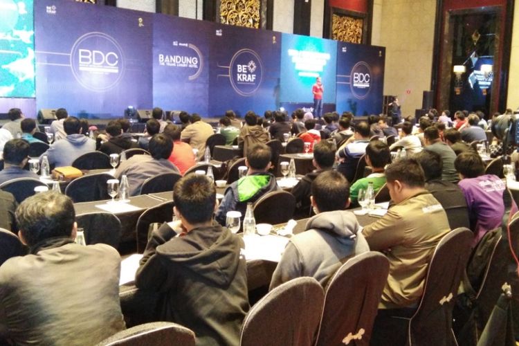 CEO Dicoding Indonesia, Narenda Wicaksono saat memberi pemaparan soal peluang bisnis e-commerce Indonesia dalam kegiatan Bandung Developer Conference 2017 di Trans Luxury Hotel, Bandung, Sabtu (25/11/2017).