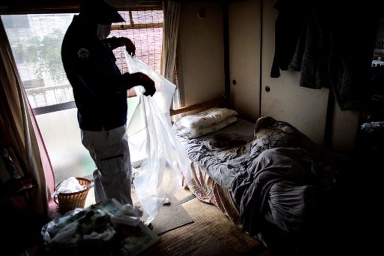 Gambar ini diambil pada 21 Juni 2017, ketika petugas kebersihan Hidemitsu Ohsima menunjukkan kasur di mana seorang lansia meninggal dalam kesendirian selama dua pekan di apartemennya di Yokohama, Jepang. (AFP/Behrouz Mehri)