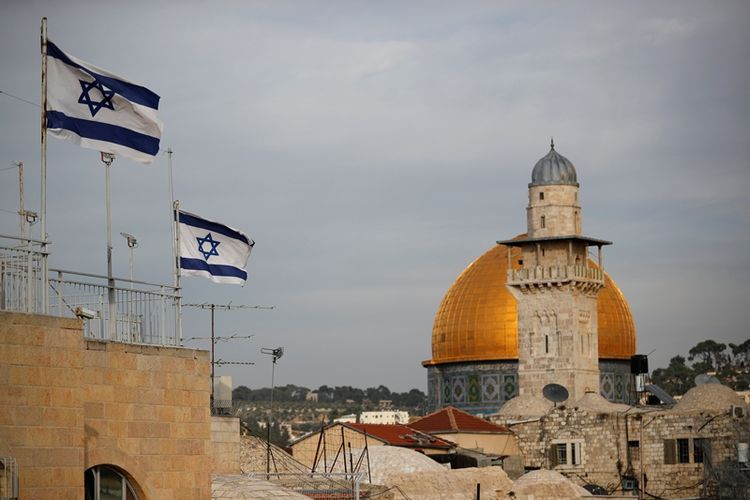 Bendera Israel berkibar di dekat Masjid Kubah Batu Al Aqsa pada 5 Desember 2017. (AFP/Thomas Coex)
