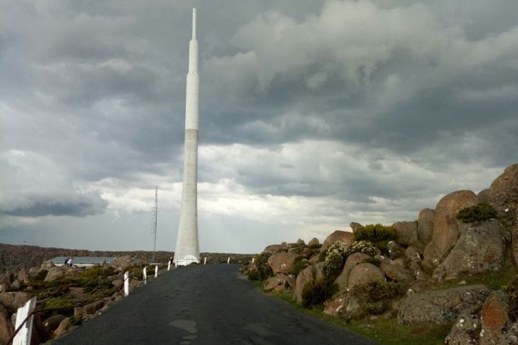 Mendung menggantung di puncak Gunung Wellington, Hobart, Tasmania.(Kompas.com/Ervan Hardoko)