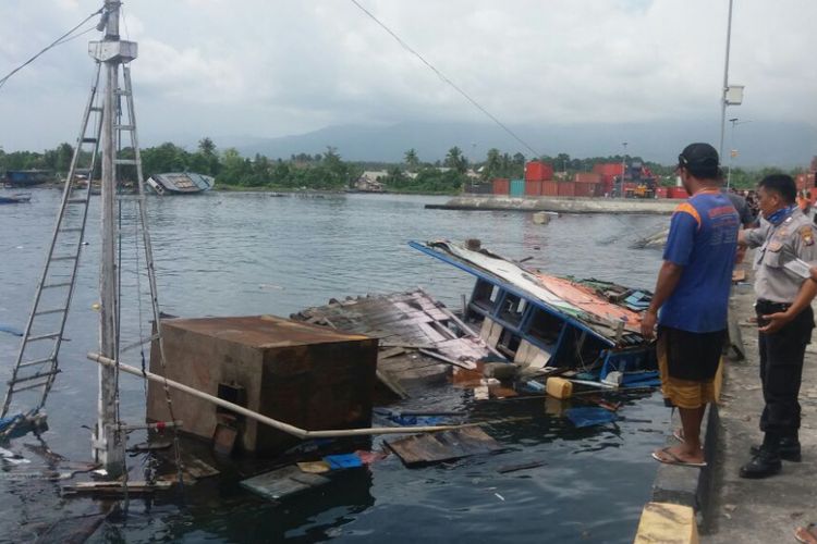 Kapal pengangkut BBM yang meledak di pelabuhan kontainer Tobelo, Kabupaten Halmahera Utara, Sabtu (9/12/2017).