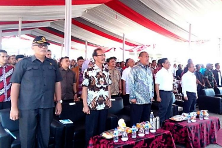 Wakil Gubernur Jawa Barat Deddy Mizwar meresmikan masuknya jaringan listrik ke ratusan desa dan dusun di Jawa Barat, Kamis (2/11/2017)