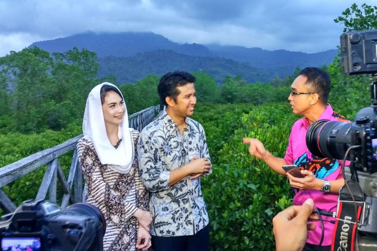 Bupati Trenggalek saat shooting acara Aiman bersama tim KompasTV di kawasan hutan bakau Cengkrong di Kabupaten Trenggalek.