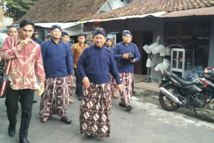 Ketua Umum Partai Gerindra Prabowo Subianto berjalan kaki menyalami warga. (KOMPAS.com / Wijaya Kusuma)