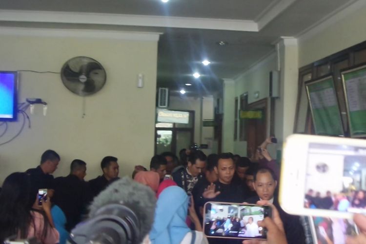Atalarik Syah menghadiri sidang cerainya dengan Tsania Marwa di Pengadilan Agama Cibinong, Bogor, Jawa Barat, Selasa (18/4/2017) pagi.(KOMPAS.com/ANDI MUTTYA KETENG)