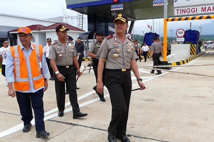 Kapolda Jawa Tengah, Irjen Pol Condro Kirono meninjau kesiapan jalan tol ruas Bawen- Salatiga jelang arus Mudik Learan 2017, di gerbang tol Tingkir, Selasa (13/6/2017) siang.