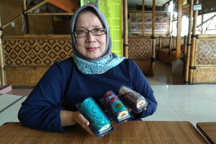 Siswaty Elfin Bachtiar memamerkan karya bolu batik buatannya saat ditemui KompasTravel di Depok, Jawa Barat, Selasa (10/10/2017). Siswaty mengaku bisa membuat bolu dengan motif batik dari Aceh hingga Papua.