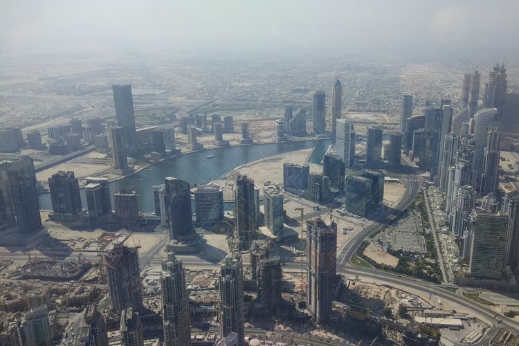 Pemandangan Kota Dubai dilihat dari cantai 148 Gedung Burj Khalifa, Dubai, Uni Emirates Arab, Kamis (27/10/2017). Burj Khalifa memiliki tinggi 868 meter atau 2.717 meter di atas permukaan laut. Tinggi Burj Khalifa sendiri dua kali lipat Menara Eiffel, Paris dan lebih tinggi dari Gunung Bromo bila diukur dari permukaan laut.