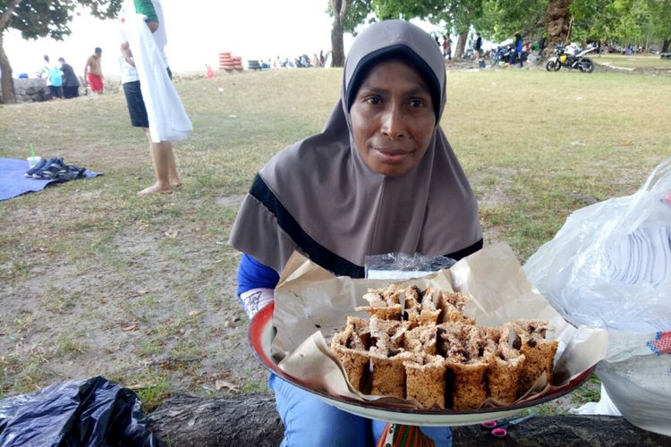 Kue sagu gula khas Maluku yang dijual di Ambon. (KOMPAS.COM / MUHAMMAD IRZAL ADIAKURNIA)