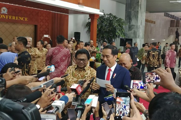 Presiden Joko Widodo dan Ketua DPD Oesman Sapta Odang usai menghadiri sarasehan DPD di Kompleks Parlemen, Jakarta, Jumat (17/11/2017).