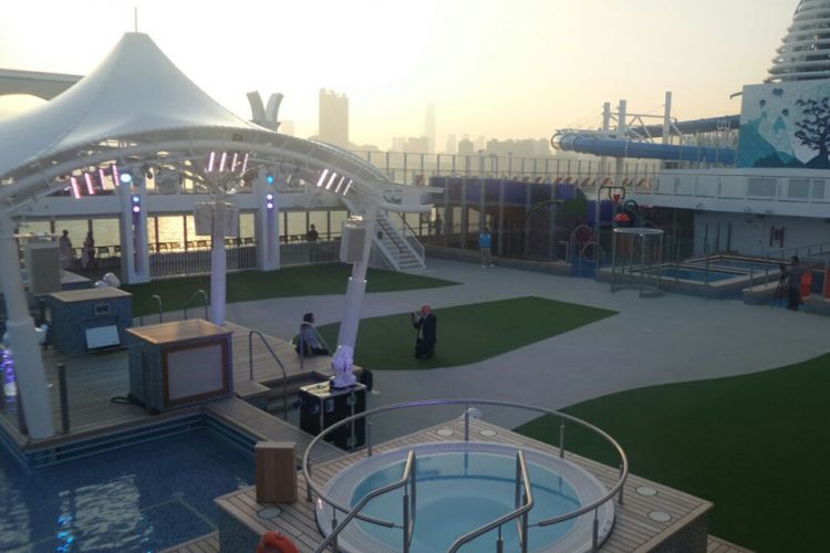 Pool Deck(KOMPAS.COM/AMBARANIE NADIA)
