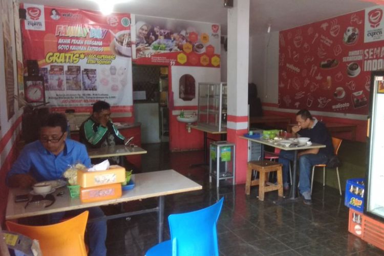Soto Kauman Express beralamat di Jalan Muchtar Nomor 8A, Kelurahan Sawangan, Kecamatan Sawangan, Kota Depok, Jawa Barat.