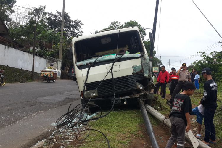 Bus pengangkut siswa milik SD Negeri Model Kota Malang yang mengalami kecelakaan dan menabrak tiang listrik hingga roboh di Jalan Mayjen Sungkono, Kota Malang, Rabu (29/11/2017)