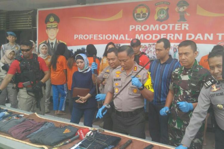 Polres Depok menampilkan para tersangka geng motor pelaku perampokan toko pakaian.