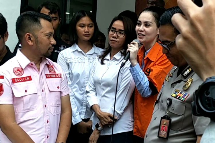 Jennifer Dunn (berpakaian oranye) di Ditres Narkoba Polda Metro Jaya, Jakarta Selatan, Selasa (2/1/2018). Dia ditangkap dalam kasus kepemilikan narkoba.(KOMPAS.com/ANDI MUTTYA KETENG)