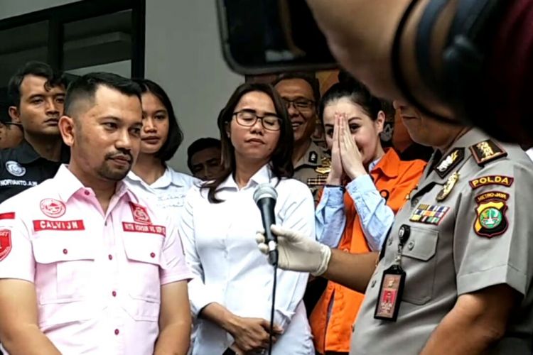 Jennifer Dunn (berpakaian tahanan warna oranye) di Polda Metro Jaya, Selasa (2/1/2018).(KOMPAS.com/ANDI MUTTYA KETENG)
