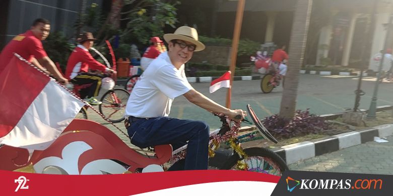 Menteri Yasonna Menghias dan Menggowes Sepeda dari Jokowi