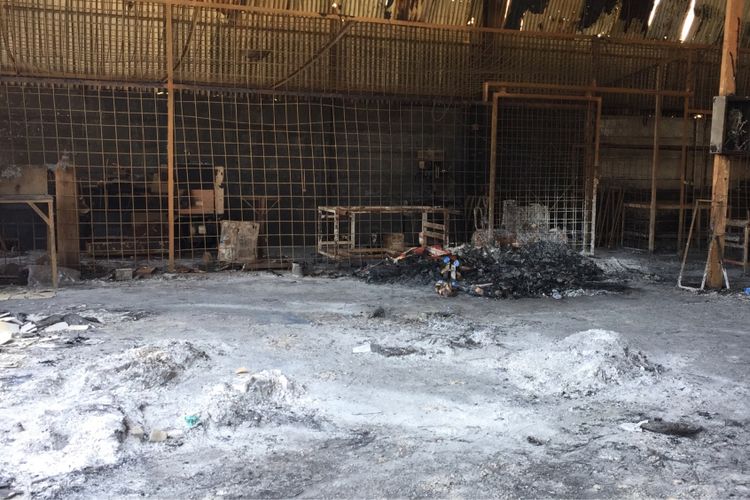 Jajaran Polres Metro Tangerang bersama tim DVI Polri melakukan olah TKP di pabrik mercon yang terbakar di Kosambi, Kabupaten Tangerang, Senin (30/10/2017). Dari proses olah TKP tersebut, ditemukan benda diduga tulang belulang manusia.