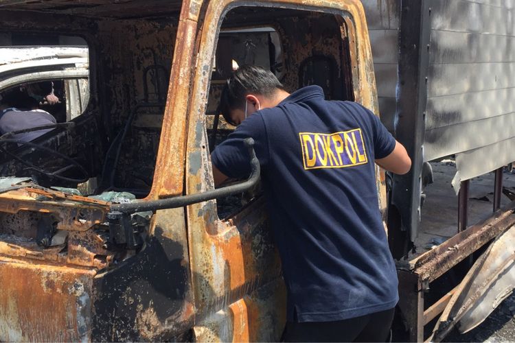 Jajaran Polres Metro Tangerang bersama tim DVI Polri melakukan olah TKP di pabrik mercon yang terbakar di Kosambi, Kabupaten Tangerang, Senin (30/10/2017). Dari proses olah TKP tersebut, ditemukan benda diduga tulang belulang manusia.