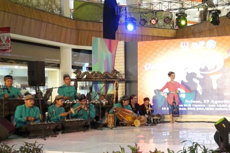 Festival Gambang Semarang 2017 diikuti 50 kelompok tari dari 16 kecamatan di Kota Semarang. Festival digelar di Ciputra Mall Semarang, Selasa (29/8/2017)
