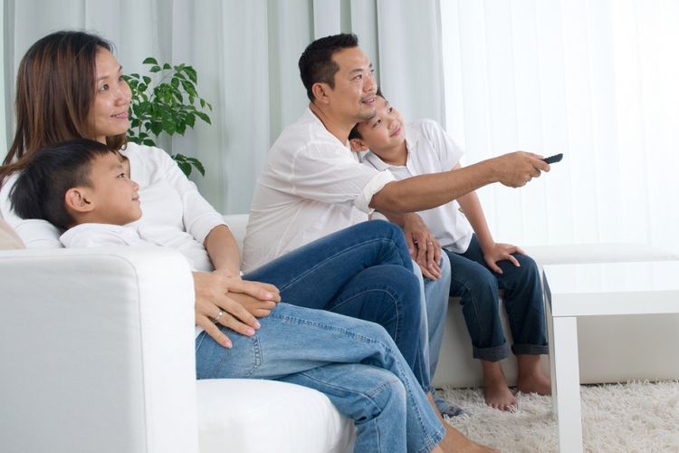 Ilustrasi keluarga yang sedang menonton televisi di rumah.