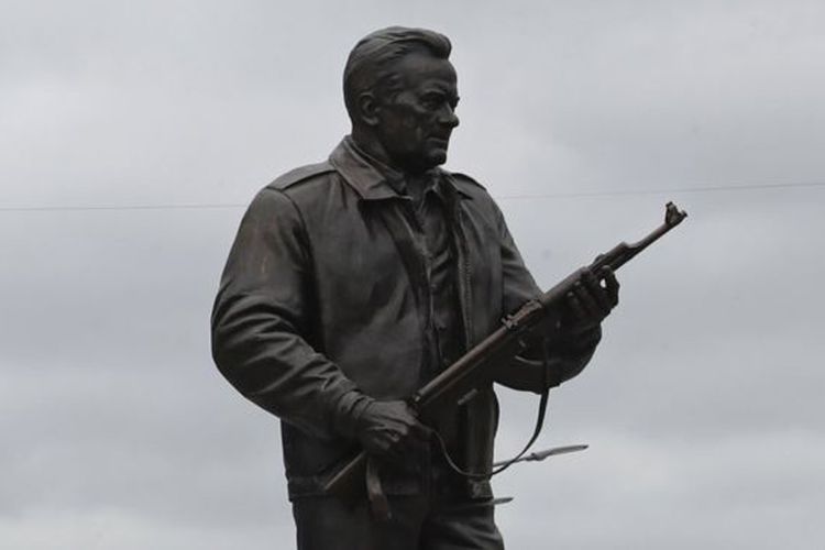 Monumen Kalashnikov di Moskwa didirikan sebagai penghormatan terhadap perancanang senapan serbu AK-47, Mikhail Kalashnikov. 